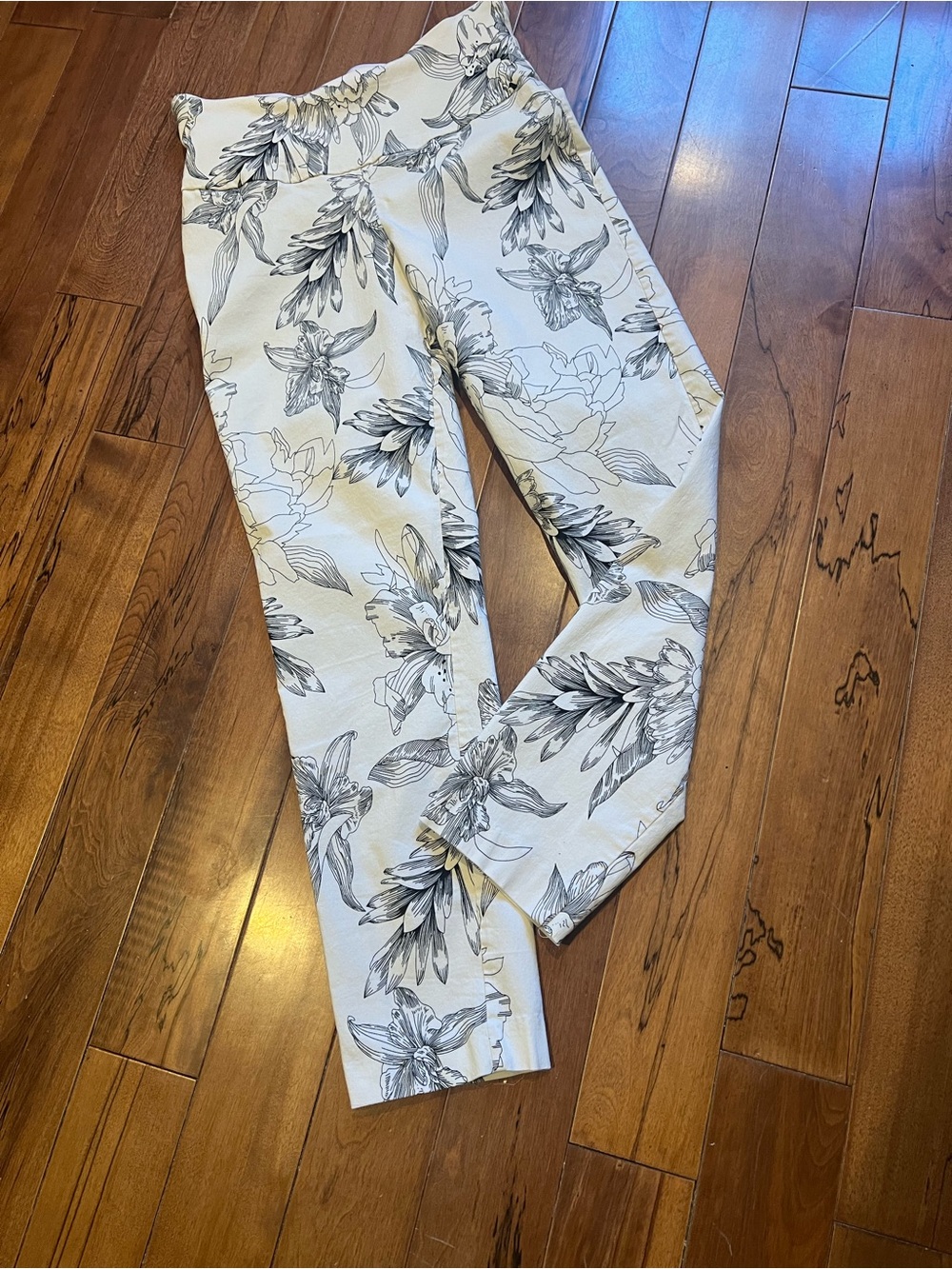Great summer pants by up! Toile White/black stretch, floral print great shape